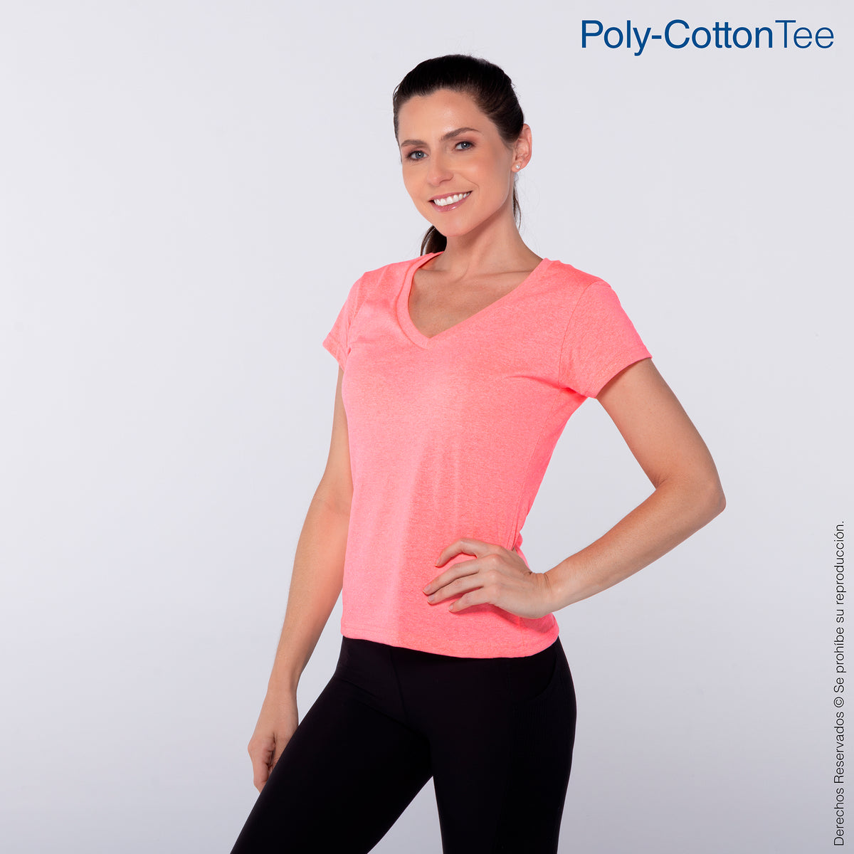 Playera Cuello V Manga Corta con Silueta para Dama · 50% Algodón 50%  Poliéster · Color Rosa Neón